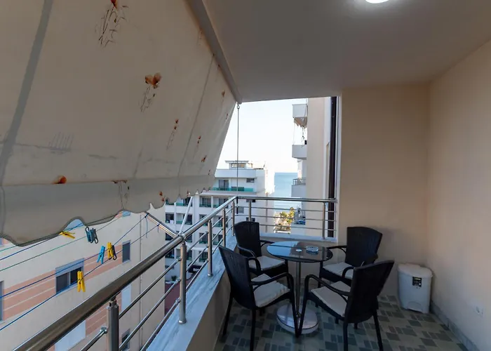 Spacious 2 Bedroom In Apartment *