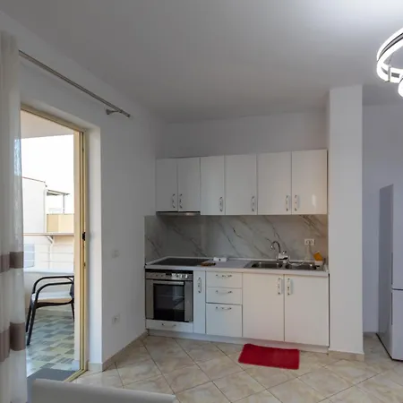 아파트 Spacious 2 Bedroom In Durrës