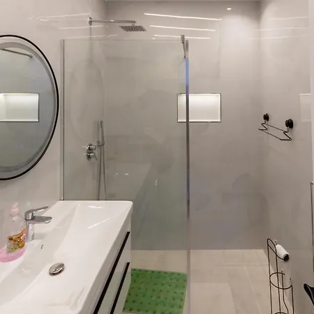 Spacious 2 Bedroom In Δυρράχιο