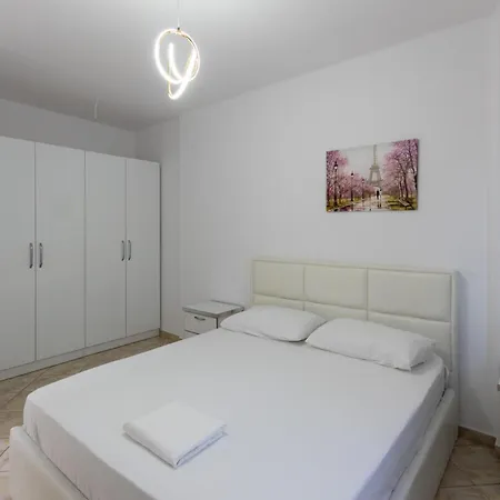 Spacious 2 Bedroom In Durrës