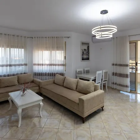 Spacious 2 Bedroom In 아파트 Durrës