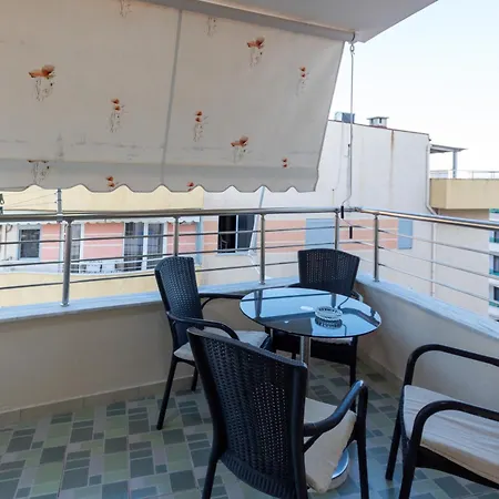 Spacious 2 Bedroom In 아파트 Durrës